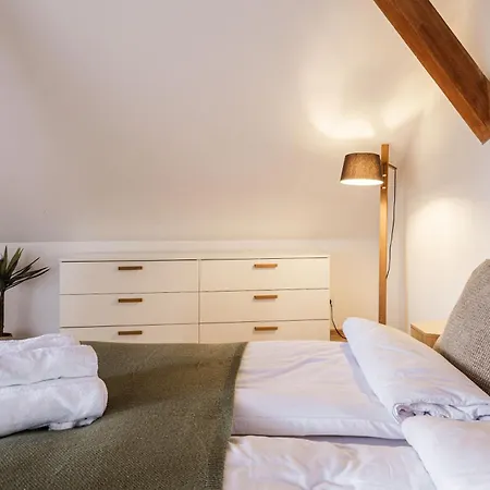 Charming Loft With Historic Beams, Sleeps 6 Appartement *